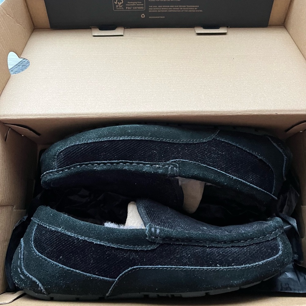 UGG men’s slippers. Black corduroy.